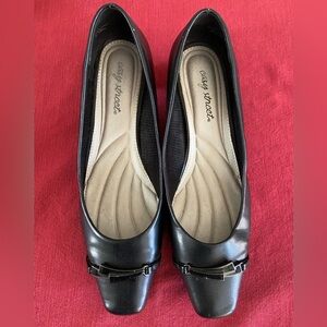 Easy Street Black Pump. Women’s size 10W.  Low heel.